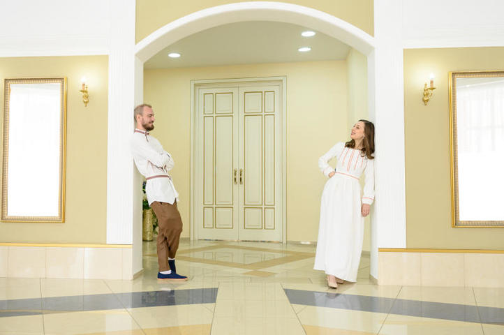 Ребята собираются пройти обряд венчания