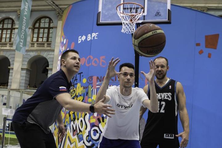 На форуме можно было сыграть в футбол на искусственной траве, в хоккей на пластиковом льду и проявить себя в уличном баскетболе