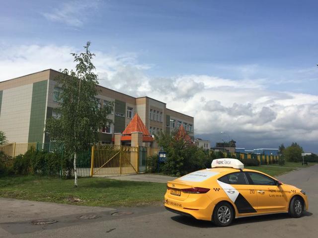 Заведение для взрослых расположено недалеко от детского сада и школы