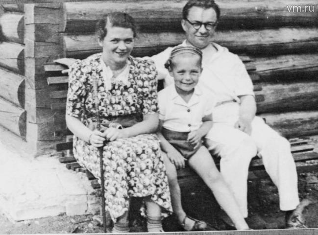 Поэт Виктор Гусев с женой и сыном в 1930-е годы