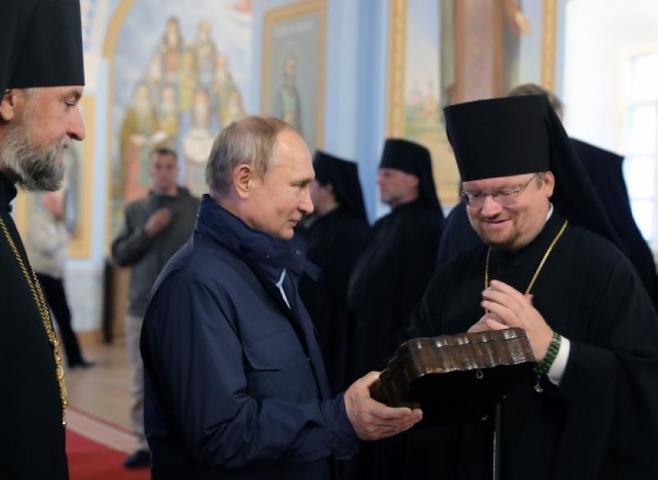 Президент России Владимир Путин во время посещения Коневского Рождество-Богородичного монастыря на острове Коневец