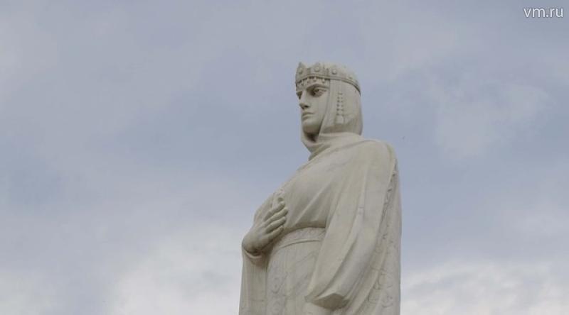 Одной из первых в летописях упоминается хрестоматийная история с княгиней Ольгой и князем Игорем, который сначала увеличил размер дани для древлян, а потом еще и решил собрать ее повторно