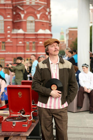 Антон Борисович на фоне Кремля