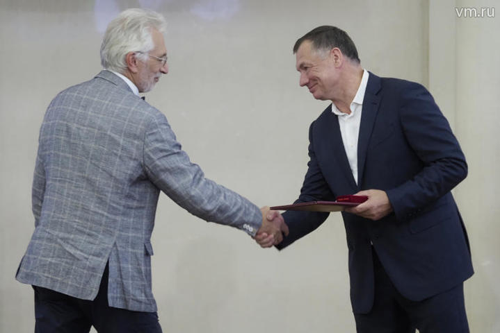 На фото (слева направо) глава Московского архитектурно-художественного проектного института имени академика Полянского Александр Асадов и заместитель мэра Москвы по вопросам градостроительной политики и строительства Марат Хуснуллин