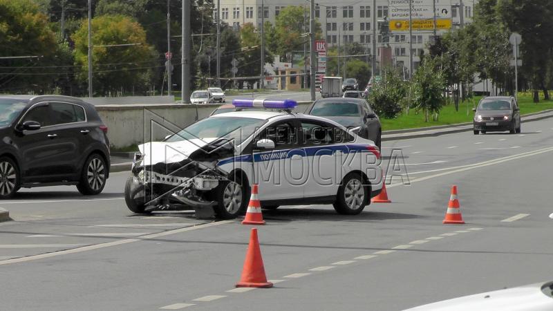 Два человека пострадали при столкновении такси и машины полиции
