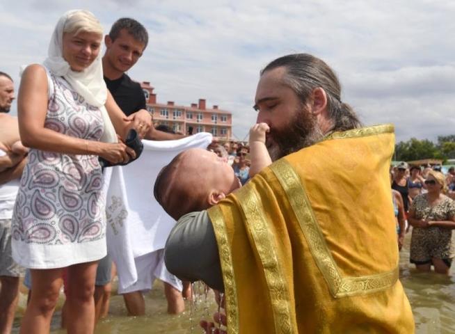 Крестить ребенка в больнице. Baptism of Rus celebrate. Эмодзи священник крестится. Когда можно крестить ребенка в 2024 году.