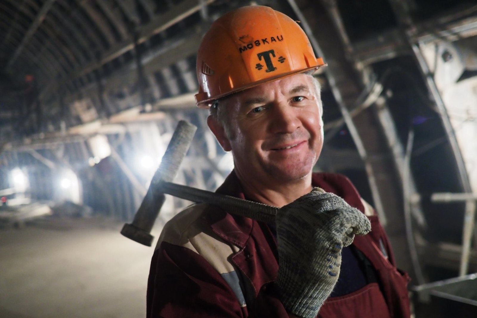 Конкурсная работа Антона Гердо «Слесарь-монтажник Николай Тимонин. Строительство станции «Савеловская» БКЛ»