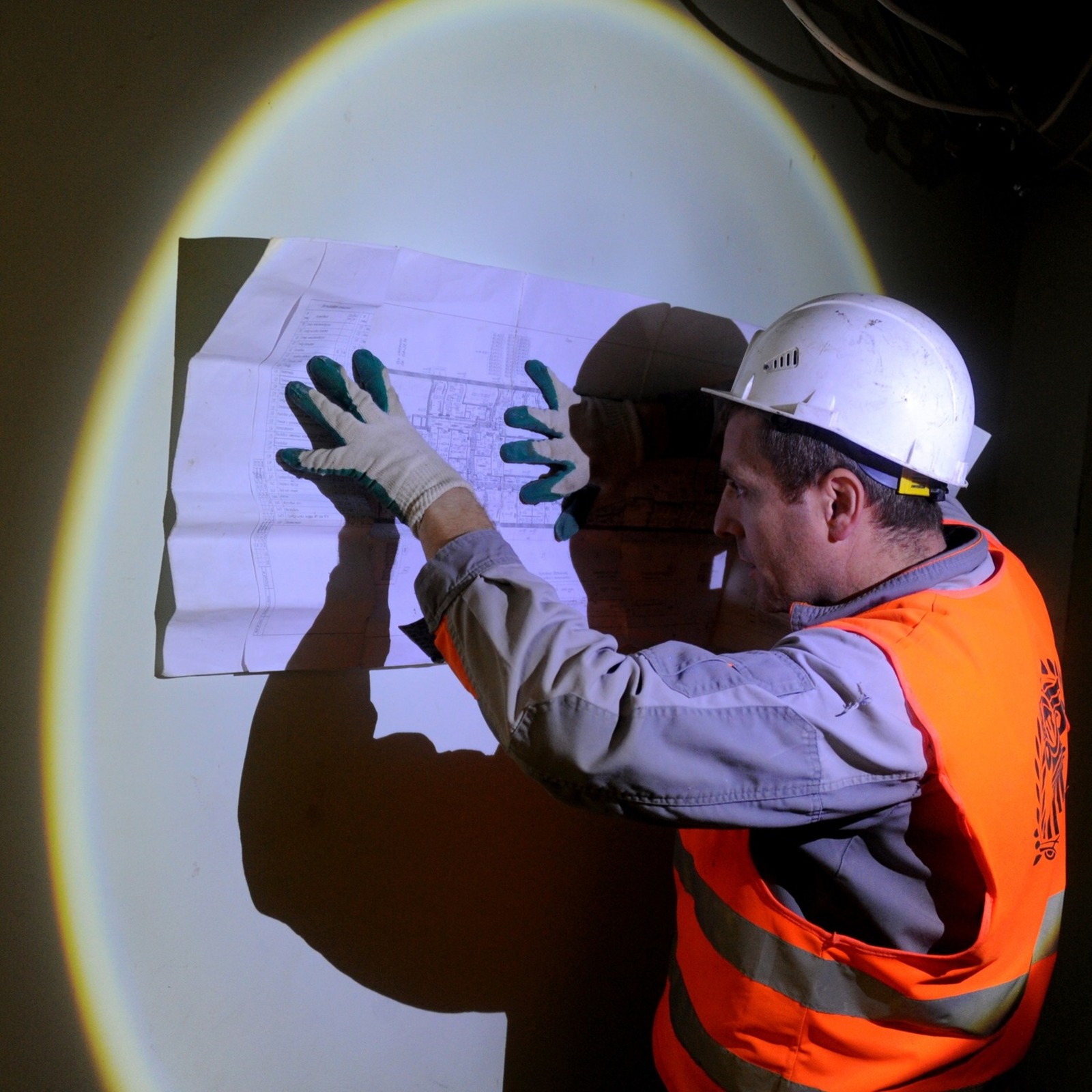 Конкурсная работа Светланы Колосковой «Виталий Гуцу с картой на станции метро «Беломорская»