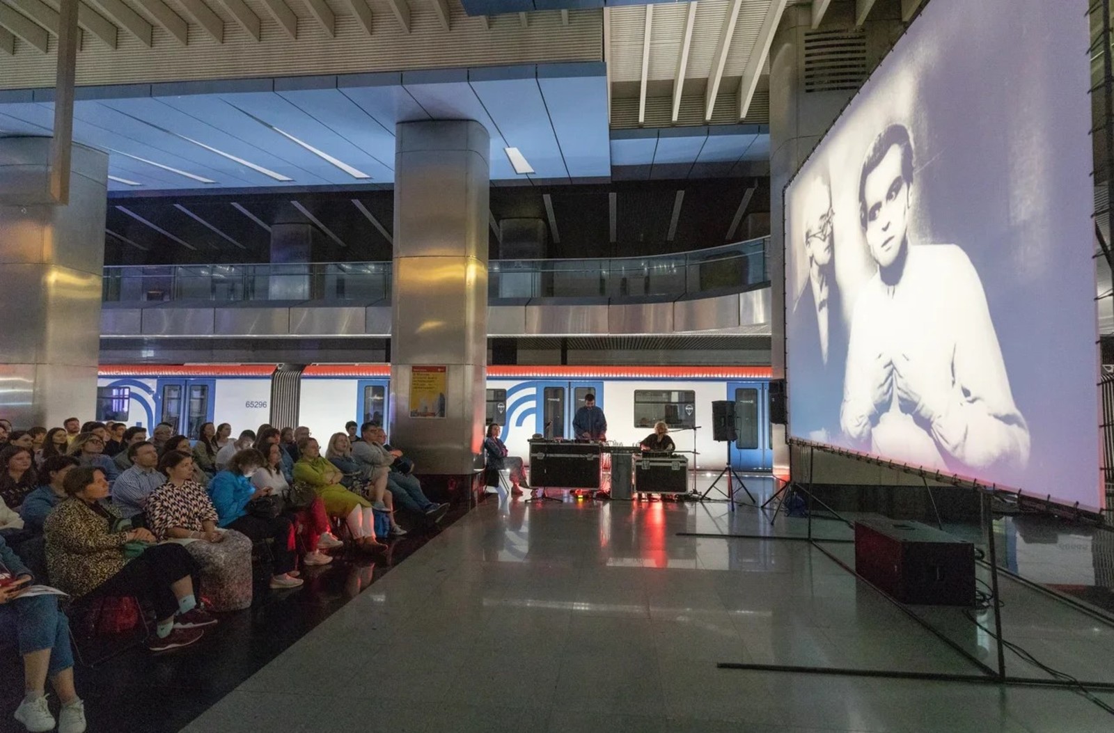 Акция «Ночь кино» прошла на станции московского метро «Деловой центр»