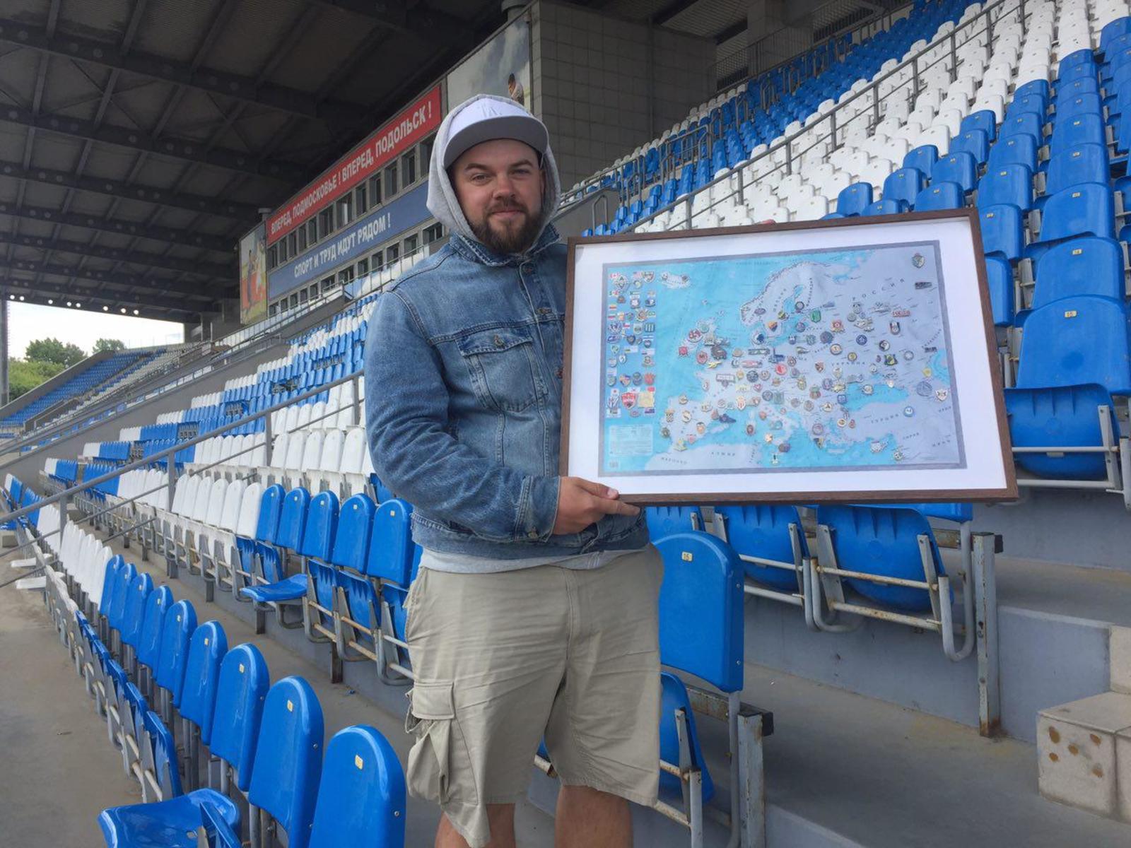 На этой рамке Максим собрал самые редкие значки из 65 стран мира. В день, когда было сделано это фото, он решил стать блогером