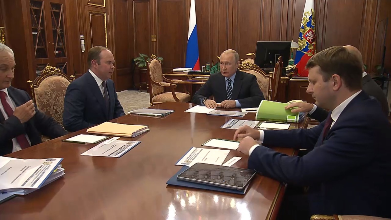 Владимир Путин на совещании по вопросам экономики